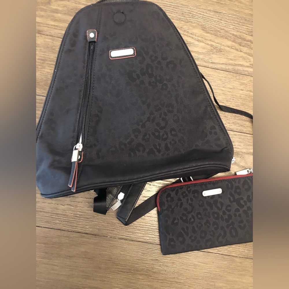 Baggallini Black Bag With Wallet